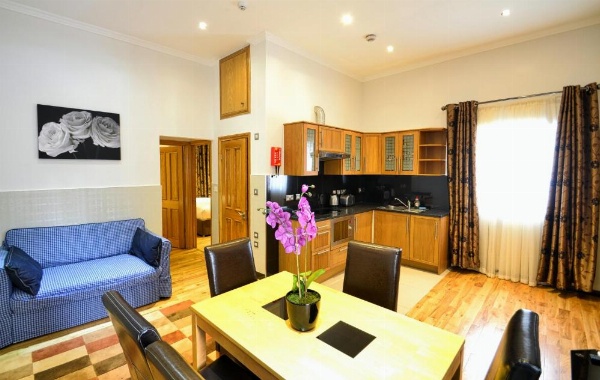 Hyde Park Apartments image 8